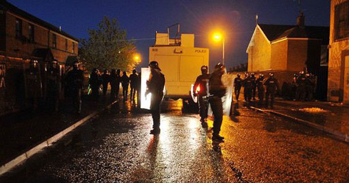 У Белфасті сталися сутички між католиками та англіканцями напередодні початку серії традиційних парадів протестантів. / © AFP
