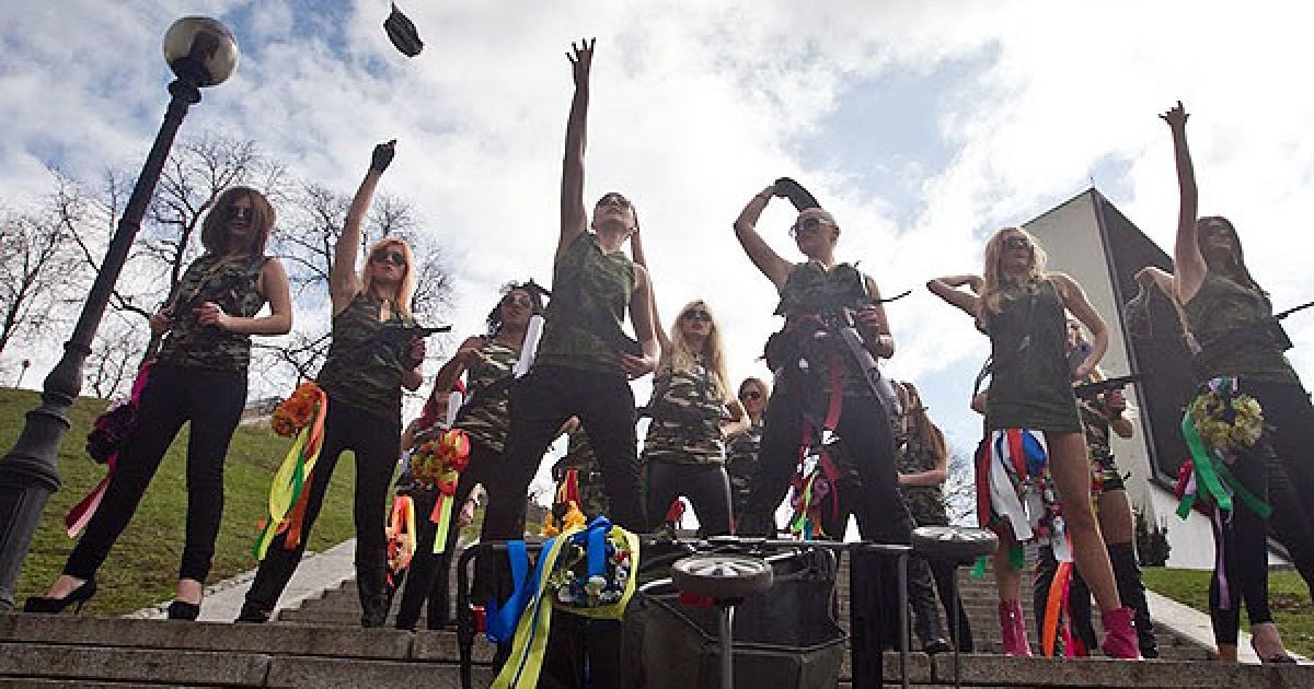 Рух FEMEN присвятив акцію "Фашизофренія" у Києві Міжнародному дню визволення в&#039;язнів фашистських концтаборів. / © Жіночий рух FEMEN