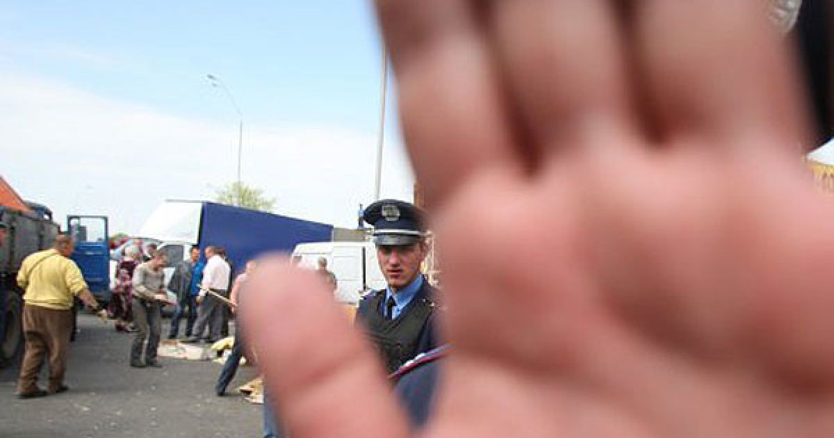У понеділок вранці на ринку "Лісовий" силами міліції було розпочато демонтаж лотків. / © УНІАН