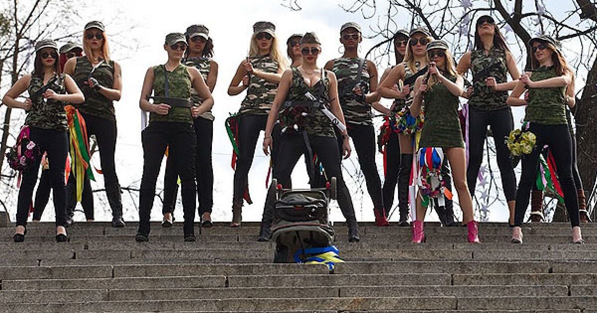 Рух FEMEN присвятив акцію "Фашизофренія" у Києві Міжнародному дню визволення в&#039;язнів фашистських концтаборів. / © Жіночий рух FEMEN