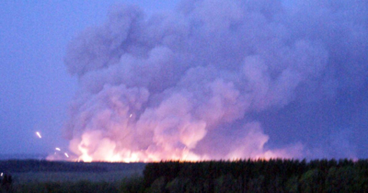Двоє людей загинули в результаті вибухів на арсеналі в Удмуртії. До загибелі людей призвели стреси через вибухи. / © kp.ru