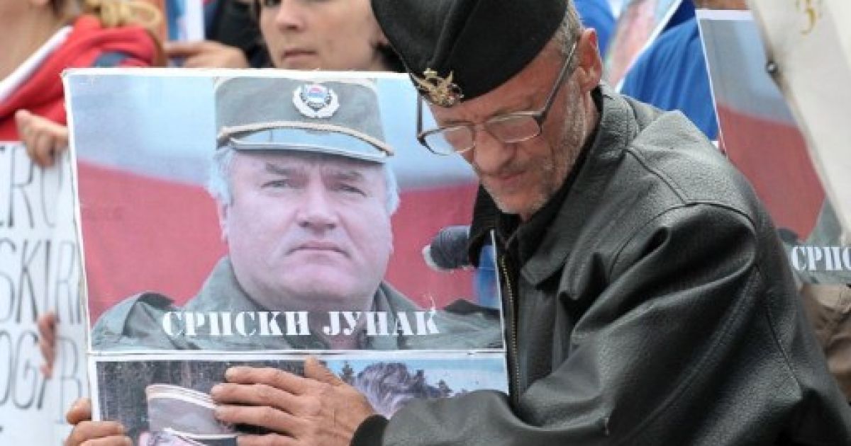 В Сербії залишається чимало людей, які вважають Ратко Младіча героєм, і акції протесту проти його видачі тривають. / © AFP