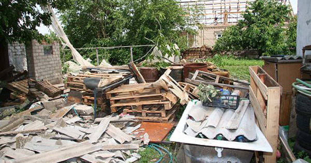 В Костянтинівці (Запорізька область) ураган позривав дахи з десятків будинків / © УНІАН