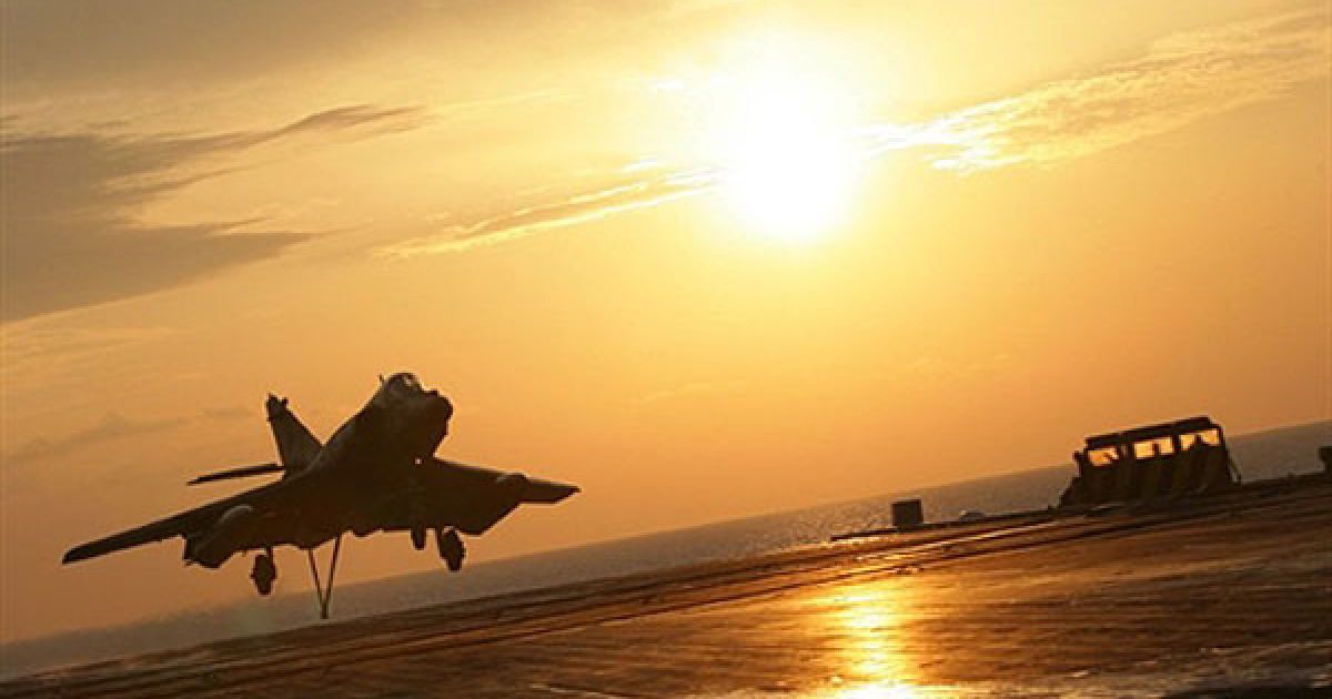 Середземне море. Винищувач Super Etendard ВМС Франції готується здійснити посадку на авіаносець "Шарль де Голлю" у Середземному морі під час проведення військової операції коаліції НАТО в Лівії. / © AFP
