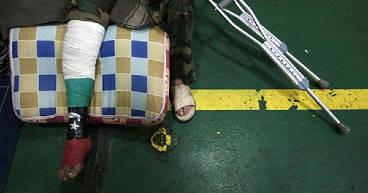 Лівійська Арабська Джамахірія, Бенгазі. Постраждалий повстанець сидить на палубі турецького корабля, який евакуює поранених з Бенгазі та Місрати. Сотні поранених лівійськіх повстанців прибувають на лікування до Туреччини. / © AFP