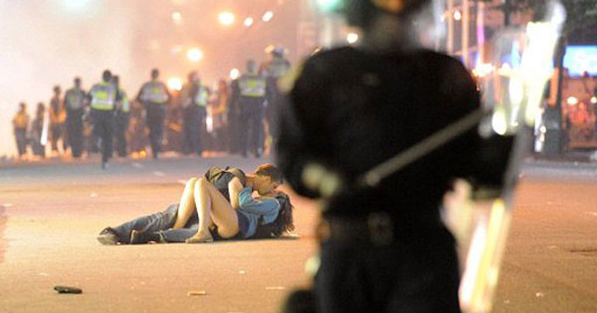 Канада, Ванкувер. Хітом у світових ЗМІ стала фотографія пари, яка цілується посеред погромів хокейних фанатів. Знімок канадського фотографа Річарда Лема опублікували під гаслом "Займайтеся коханням, а не війною!". В результаті заворушень у Ванкувері постраждали більше 150 людей, були спалені десятки автомобілів і розграбовані безліч магазинів. / © AFP