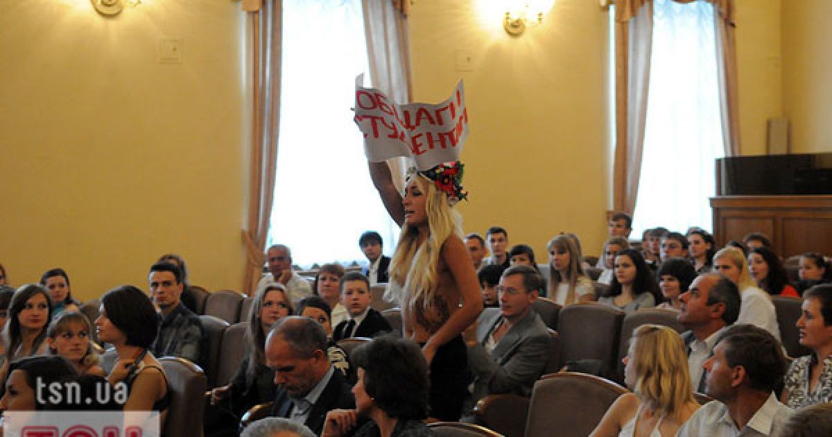 Жіночий рух FEMEN провів топлес-акцію протесту "Євробомж-2012" проти виселення студентів з гуртожитків перед проведенням Євро-2012.