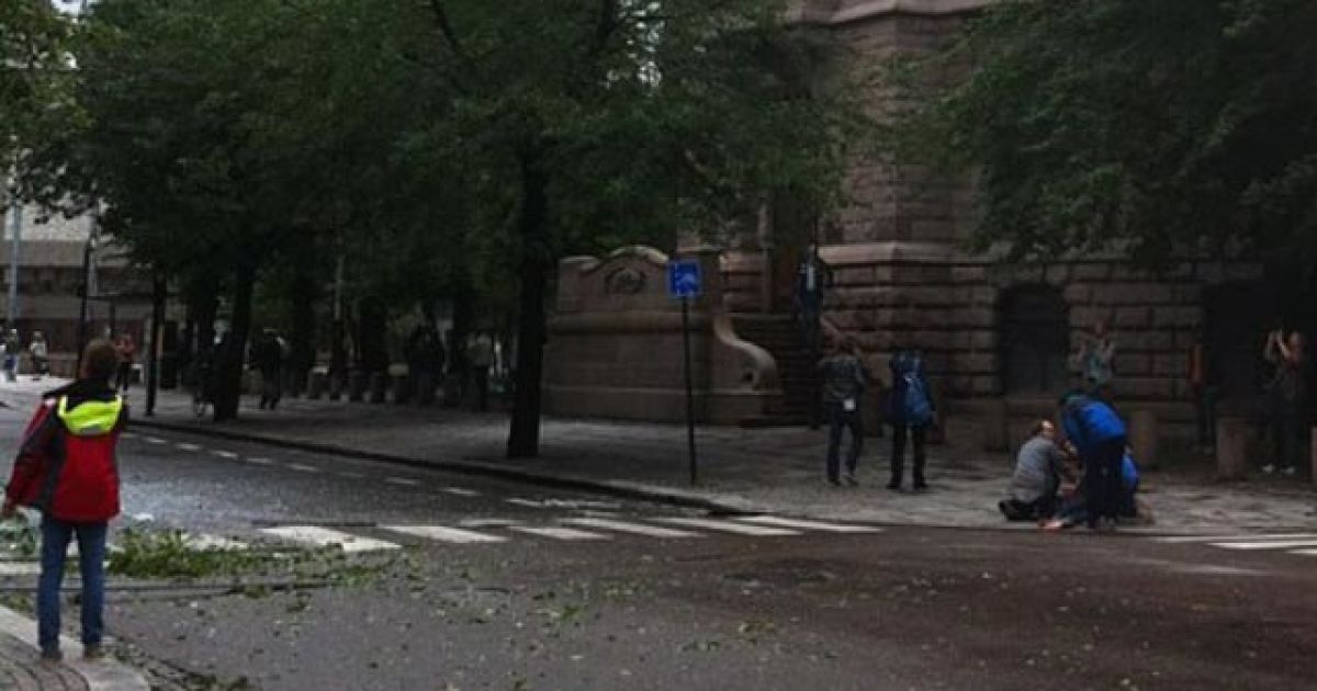 В результаті вибуху поруч з урядовою будівлею в столиці Норвегії Осло загинули семеро людей, 15 отримали поранення. / © NRK