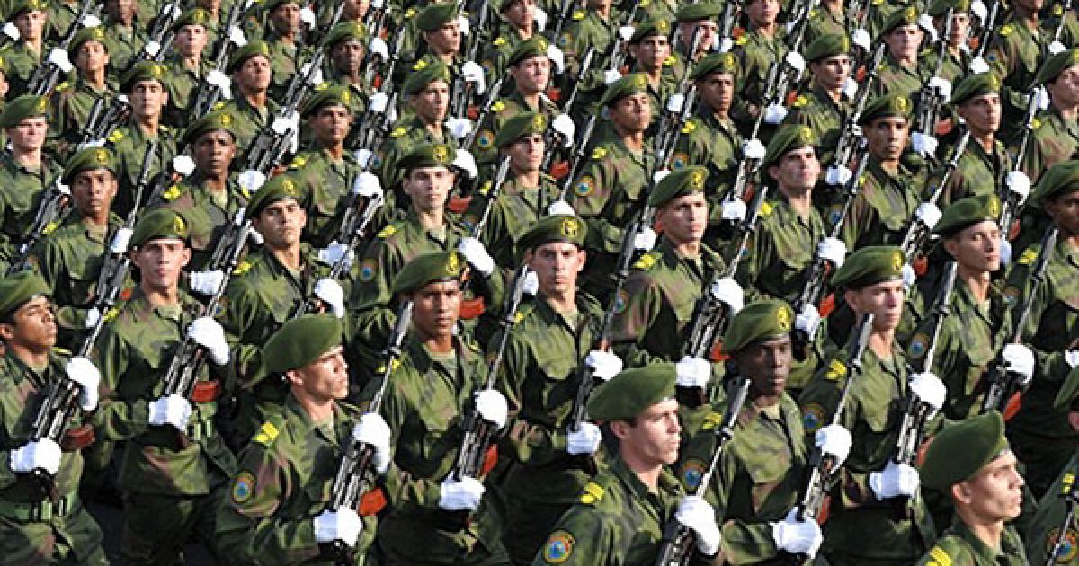 Куба, Гавана. Кубинські спецслужби беруть участь у військовому параді в Гавані на честь 50-річчя військової операції у Затоці Свиней і початку 6-го Конгресу кубинської комуністичної партії. / © AFP