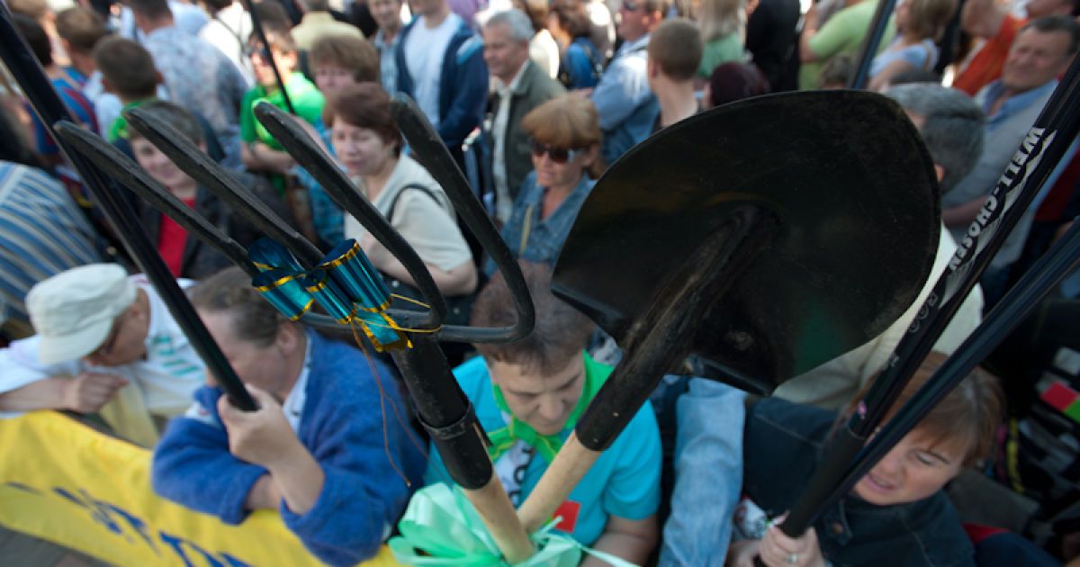 У Весняному марші протесту, який організувала опозиція біля Верховної ради беруть участь близько 3500 тисяч осіб.