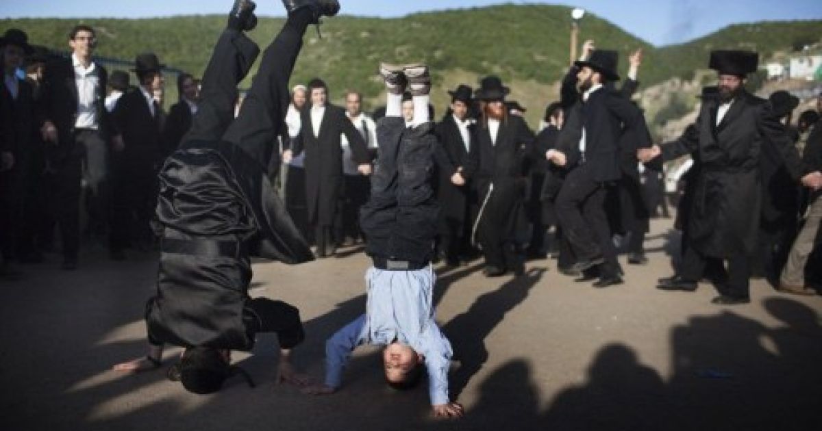 Ізраїль, Мерон. Ультра-ортодоксальні євреї виконують танок чоловіків під час святкування на могилі раббі Шимона бар Йохая у північному ізраїльському селі Мерон. Вони святкують одноденне свято Лаг Баомер на пам&#039;ять про єврейського вченого. / © AFP