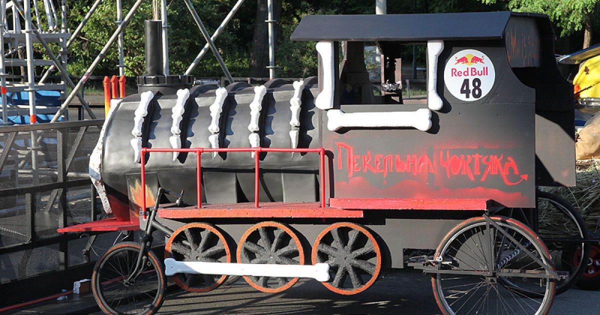 В Києві провели грандіозні перегони &mdash; шоу-ралі на саморобних автомобілях "Red Bull Ралі на тарантасах".