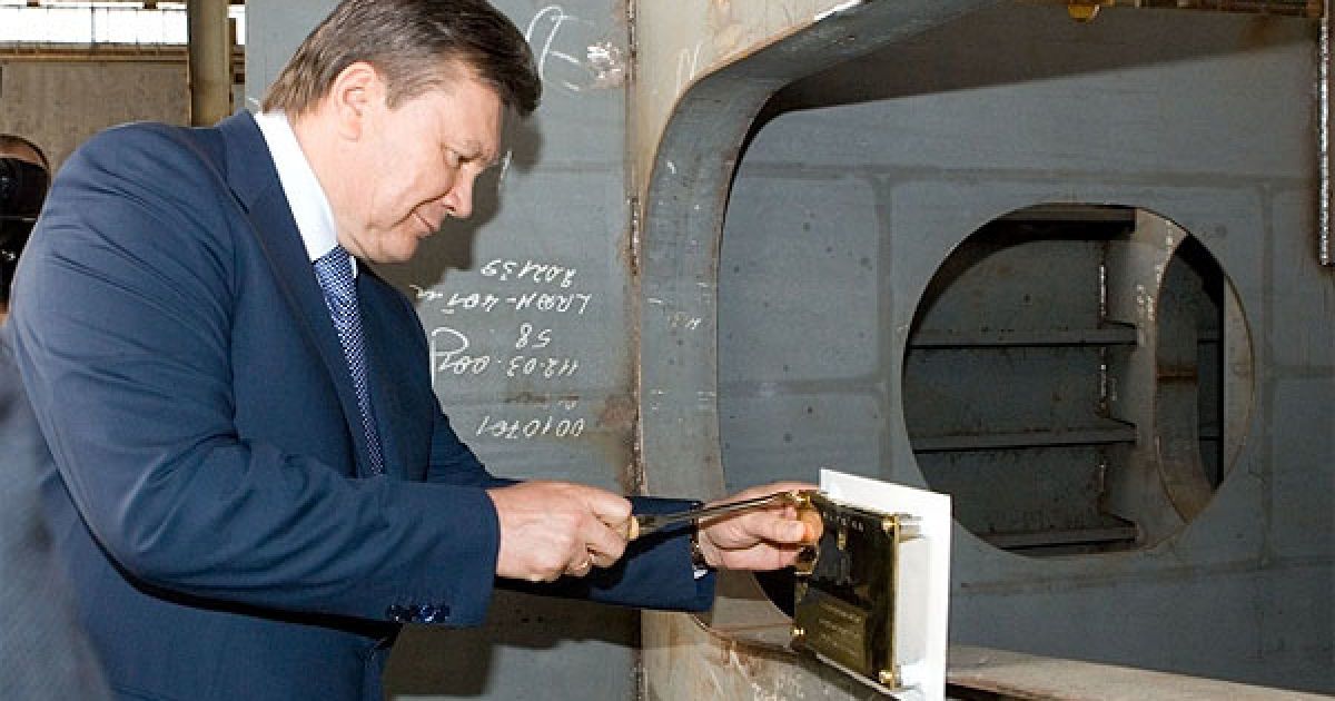 Янукович встановив закладну дошку на блок корабля, отримав копію дошки на згадку / © President.gov.ua