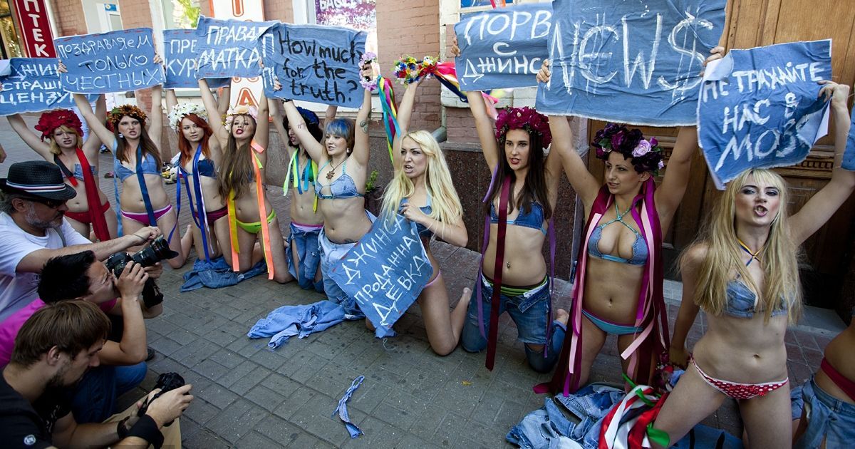Жіночий рух FEMEN провів акцію "Геть джинсу!", присвячену Дню журналістики.