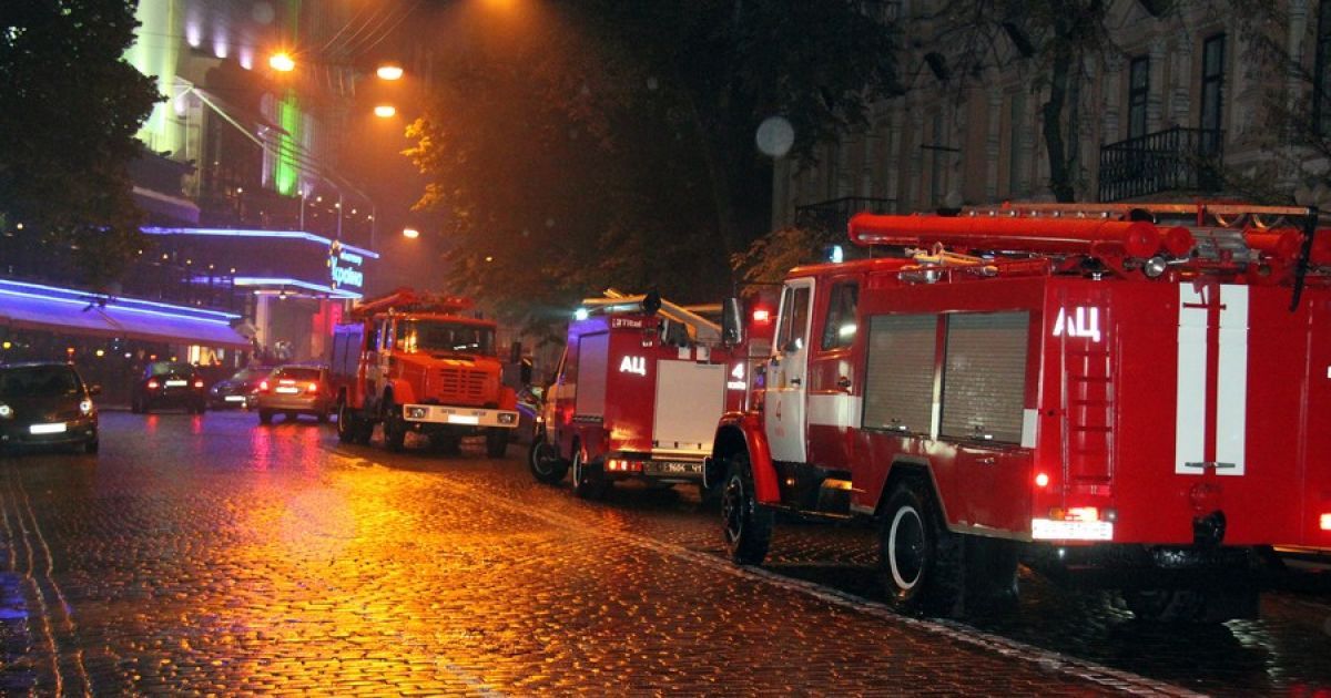 За попередніми даними, пожежа почалася в технічній будівлі станції метрополітену "Хрещатик" близько чотириповерхового будинку. / © bilozerska.livejournal.com