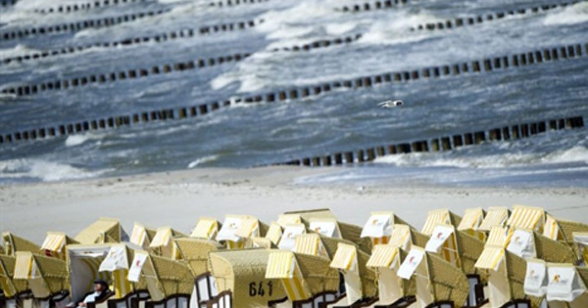 Німеччина, Цінгст. Чоловік відпочиває на узбережжі Балтійського моря у Цінгсті. Денна температура повітря на півночі Німеччини досі не перевищує 10 градусів. / © AFP