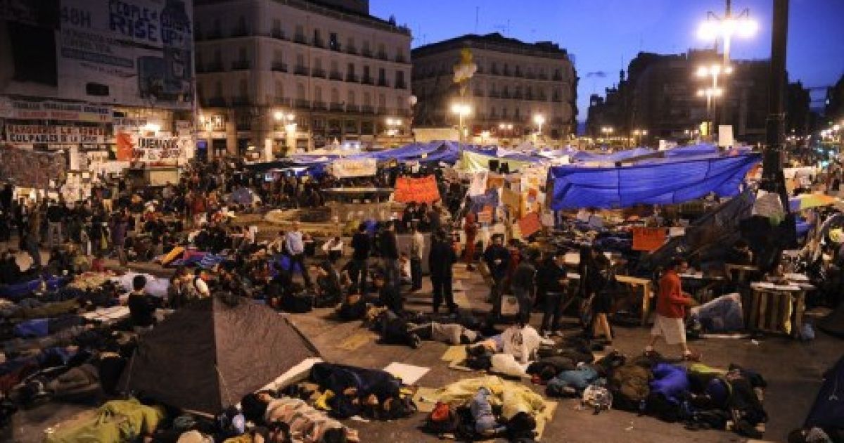Іспанія, Мадрид. Тисячі протестувальників сидять у наметовому містечку, встановленому на площі Пуерта дель Соль в Мадриді. В Іспанії проходять масові акції протесту проти економічної кризи в Іспанії та безробіття. / © AFP