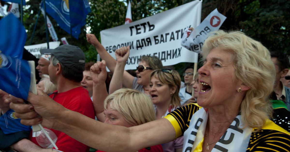 У Весняному марші протесту, який організувала опозиція біля Верховної ради беруть участь близько 3500 тисяч осіб.