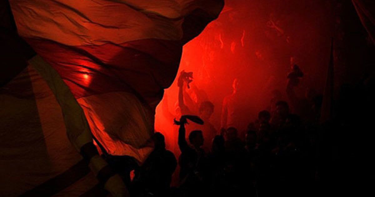 Італія, Рим. Фанати ФК "Рома" підтримують свою команду під час першого матчу на Кубок Італії між "Ромою" та "Інтером" на Олімпійському стадіоні у Римі. / © AFP