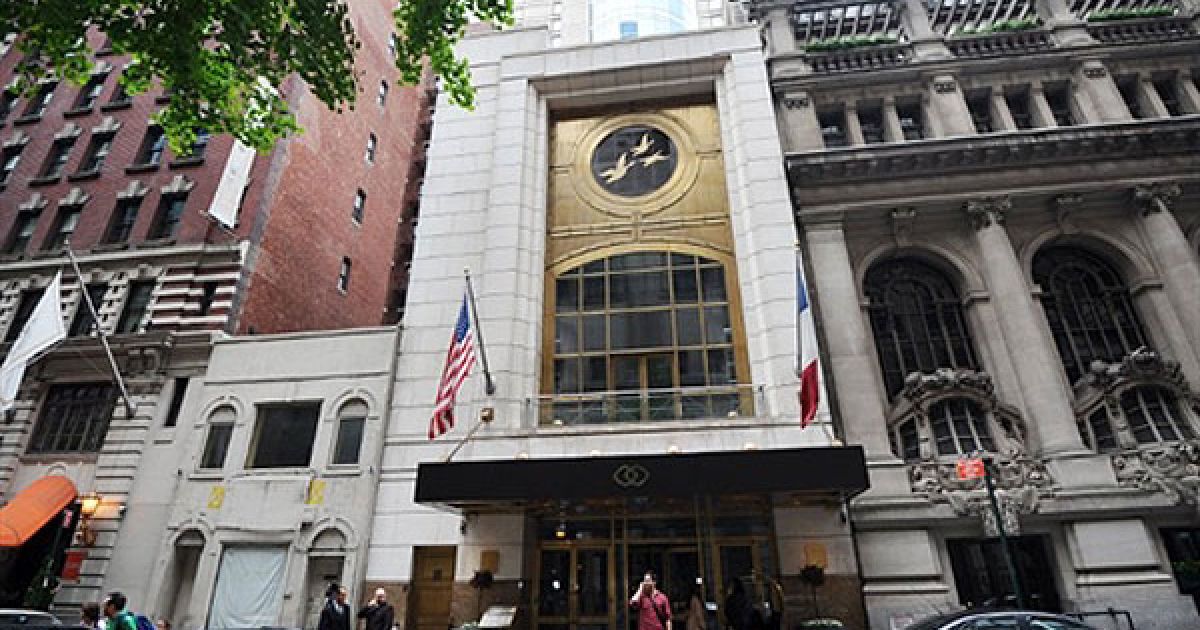 США, Нью-Йорк. Готель "Sofitel" у Нью-Йорку, де зупинявся голова МВФ Домінік Стросс-Кан. Стросс-Кана звинуватили у спробі згвалтування покоївки цього готелю. Новий скандал може поховати амбіції Стросс-Кана бути обраним президентом Франції. / © AFP