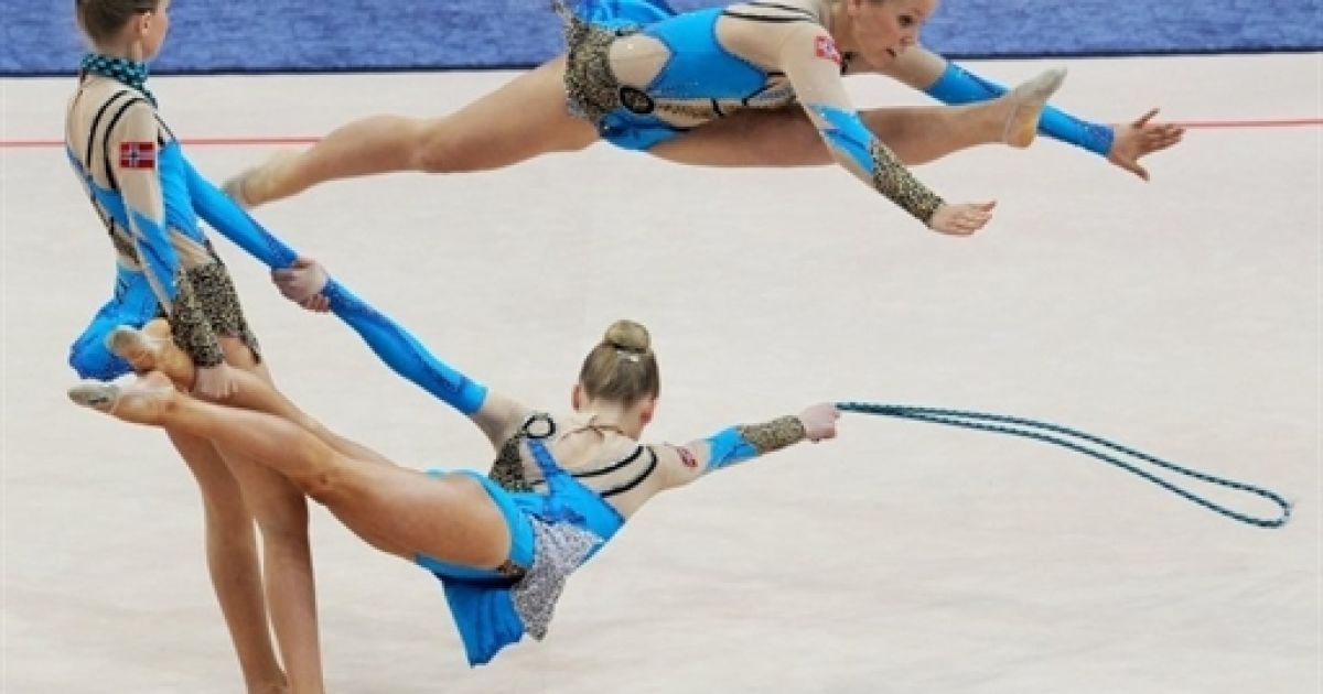 Білорусь, Мінськ. Члени збірної Норвегії з художньої гімнастики виконують вправи з мотузкою під час багатоборства на 27-ому Чемпіонаті Європи з художньої гімнастики. / © AFP
