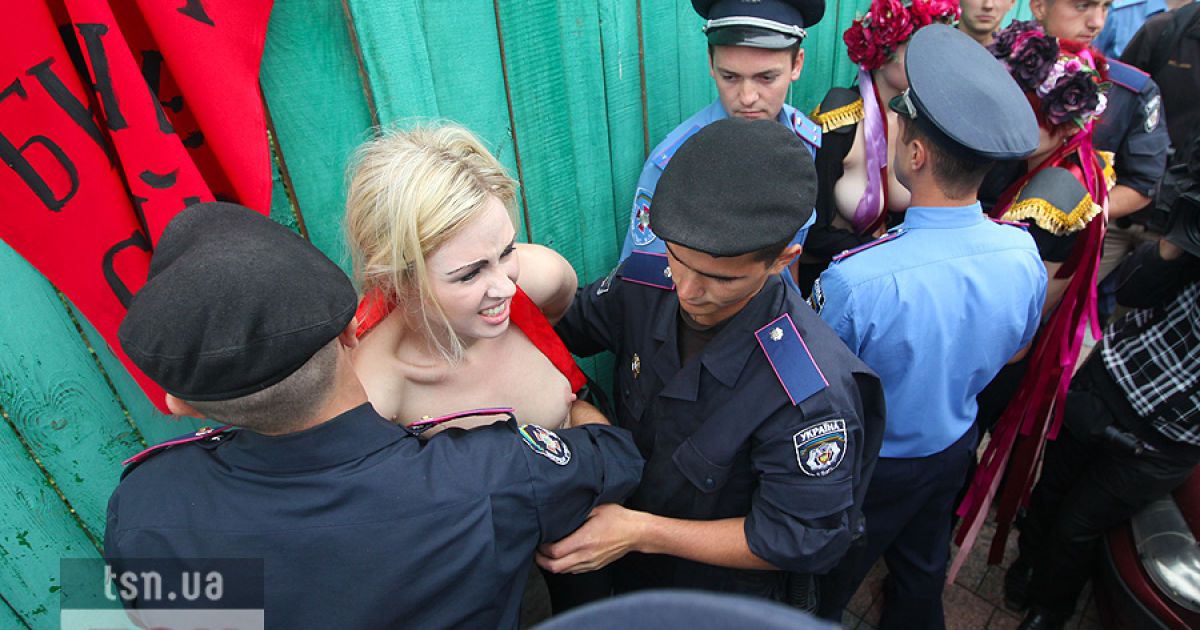 Активістки FEMEN влаштували під Верховною радою топлес-протест "Депутат, не бикуй!" проти пенсійної реформи.
