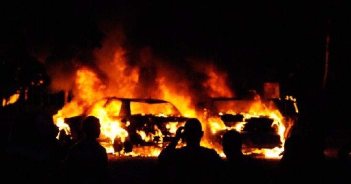 Після програшу "Ванкувер Кенакс" у фіналі Кубка Стенлі хокейні фанати влаштували погроми у Ванкувері. / © AFP