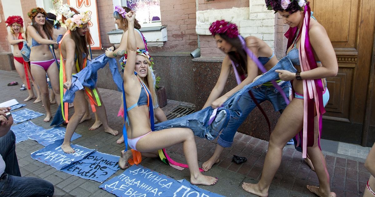 Жіночий рух FEMEN провів акцію "Геть джинсу!", присвячену Дню журналістики.