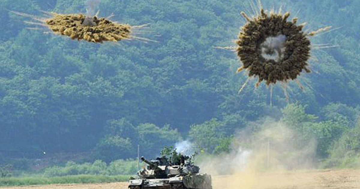 Республіка Корея, Паї. Південнокорейський танк K1 бере участь у спільних військових навчаннях Південної Кореї та США, які провели поблизу корейського кордону. Навчання були спрямовані на стримування воєнної загрози з боку Північної Кореї. / © AFP