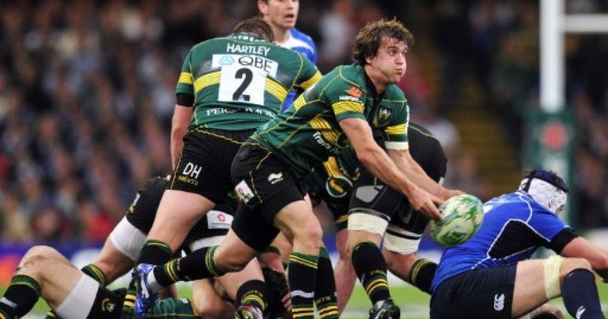 Великобританія, Каддіфф. Гравець "Нортхемптонських святих" Лі Діксон передає м&#039;яч під час фіналу Кубка Хайнекен проти "Леінстера" на стадіоні "Міленіум" у Каддіффі, Уельс. / © AFP