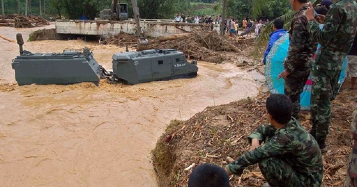 Безперервні зливові дощі на півдні Таїланду викликали катастрофічну повінь, від якої постраждав понад 1 мільйон осіб. / © AFP