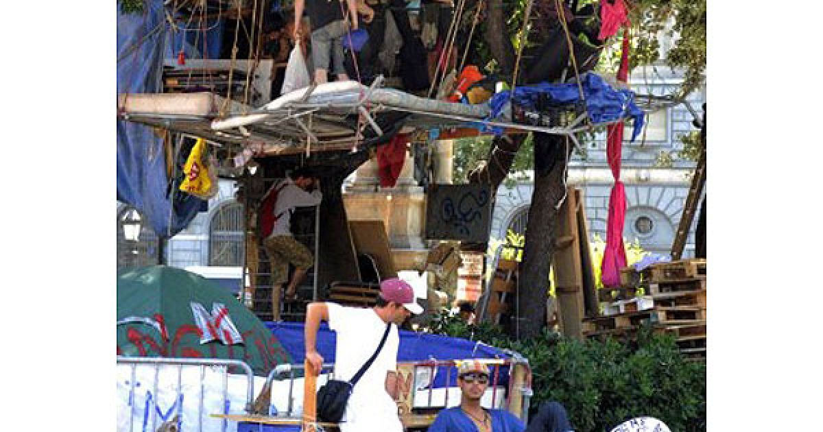 Іспанія, Барселона. Демонстранти побудували наметове містечко на площі Каталонії в самому центрі Барселони. В Барселоні провели акцію протесту і засудили основні політичні партії, різке зростання безробіття. / © AFP