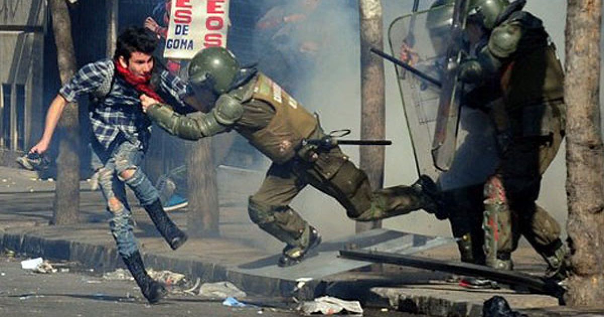 Чилі, Сантьяго. Сили ОМОН розігнали студентські акції протесту проти уряду президента Себастьяна Піньєри і нового закону про освіту, які провели поблизу президентського палацу Ла Монеда в місті Сантьяго. / © AFP