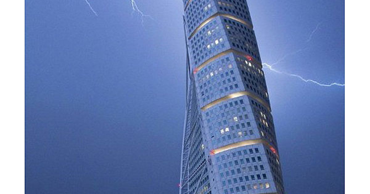 Швеція, Мальм. Блискавка вдаряє у 190-метрову будівлю Turning Torso в Мальмі. На зміну спеці прийшли вітри, проливні дощі і грози. / © AFP
