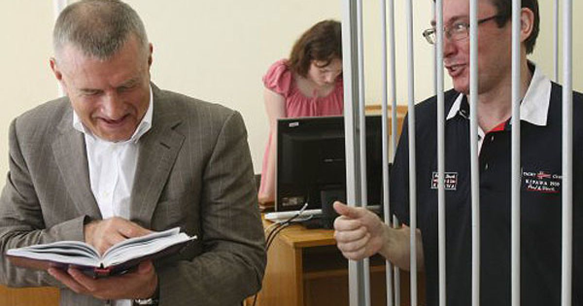 Адвокат Олексій Баганець та екс-міністр внутрішніх справ Юрій Луценко / © УНІАН