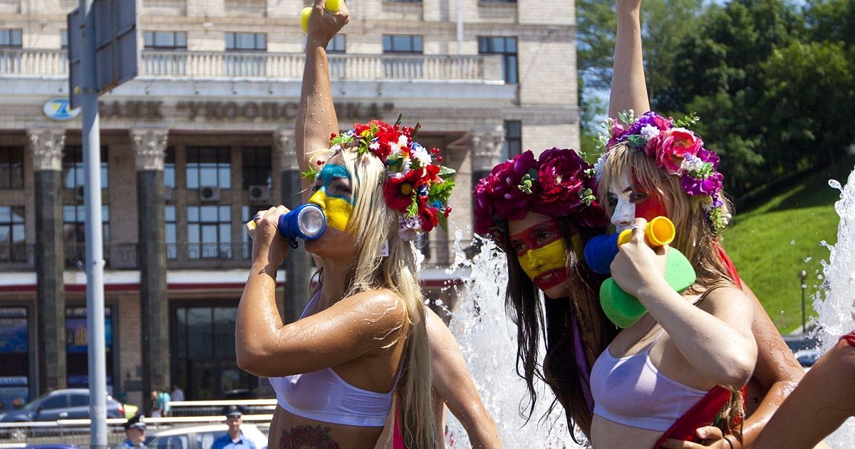 Жіночий рух FEMEN провів на Майдані Незалежності в Києві акцію протесту у фонтані "Євромийка-2012".