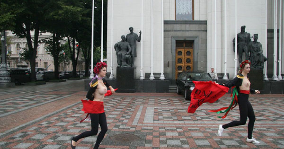 Активістки FEMEN влаштували під Верховною радою топлес-протест "Депутат, не бикуй!" проти пенсійної реформи. / © Жіночий рух FEMEN