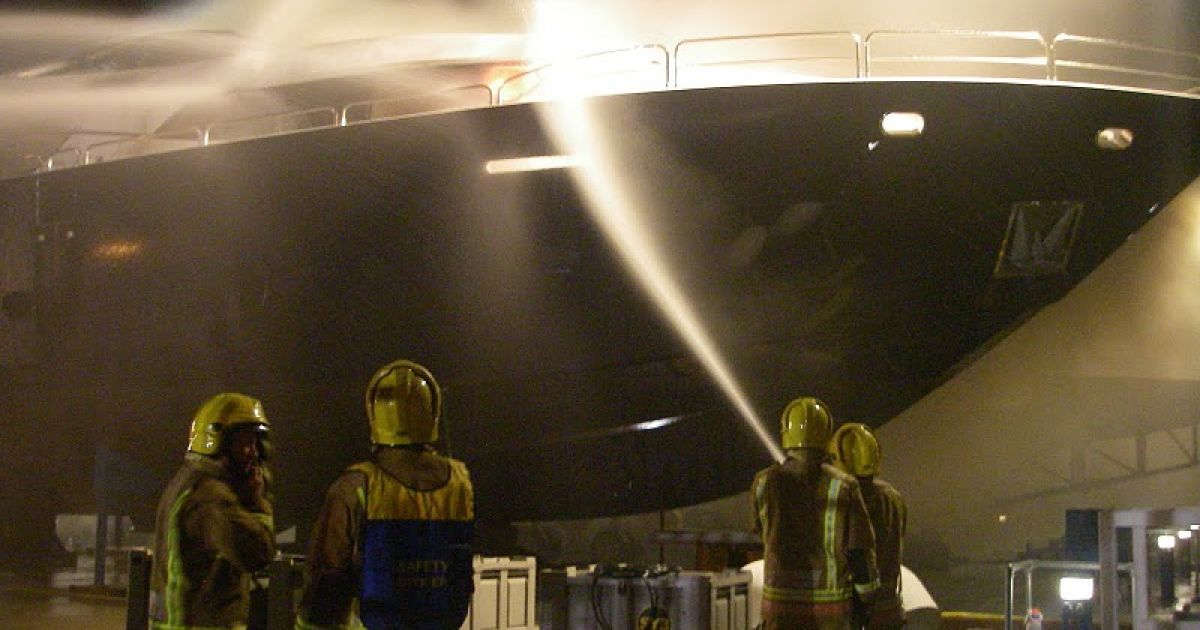Пожежні загасити вогонь не змогли, від розкішної яхти залишилося тільки скловолокно і металевий корпус. / © Picasaweb.google.com