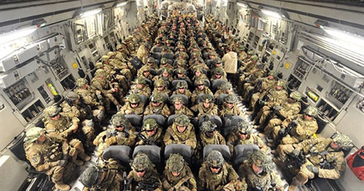 Киргизстан, Бішкек. Американські солдати з 234-ої піхотної дивізії здійснюють переліт до Афганістану з транзитного центру Манас у місті Бішкек. / © AFP