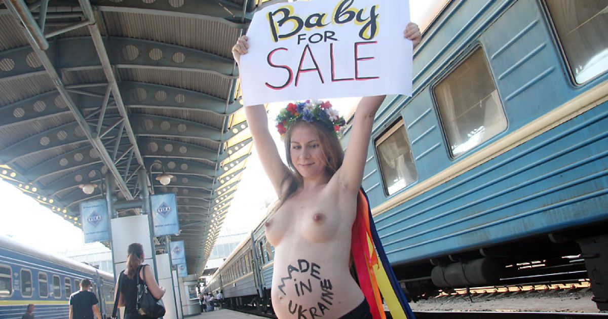 Моно-акцію жіночій рух FEMEN провів проти української суррогатно-породильної індустрії. / © femen.livejournal.com