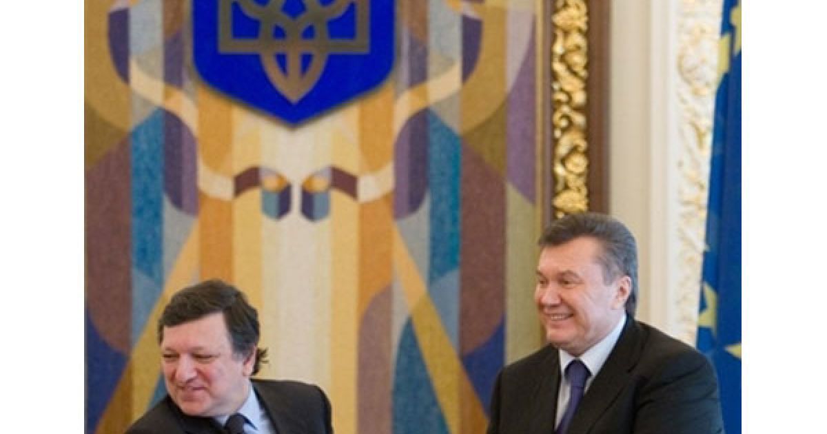 Україна, Київ. Президент Європейської Комісії Жозе Мануель Баррозу потискає руку українському президенту Віктору Януковичу під час зустрічі в Києві, яка відбулась напередодні саміту з нагоди 25-річчя аварії на Чорнобильській АЕС. / © AFP