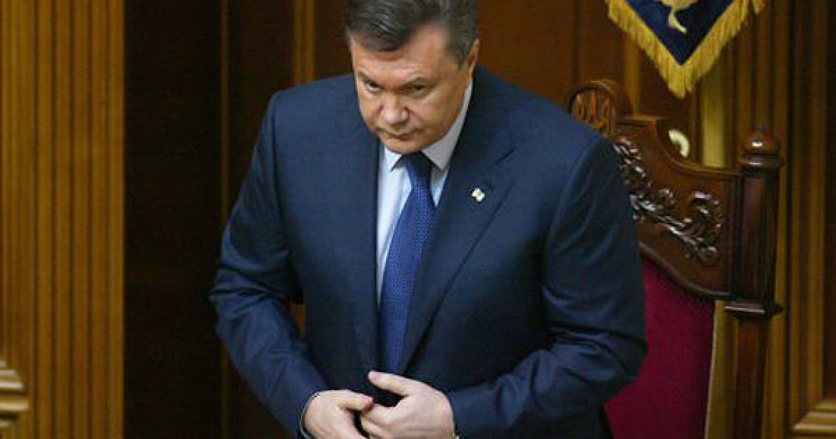 До сесійної зали Верховної ради було внесено штандарт президента України, після чого Янукович розпочав виголошення промови до ВР. / © УНІАН