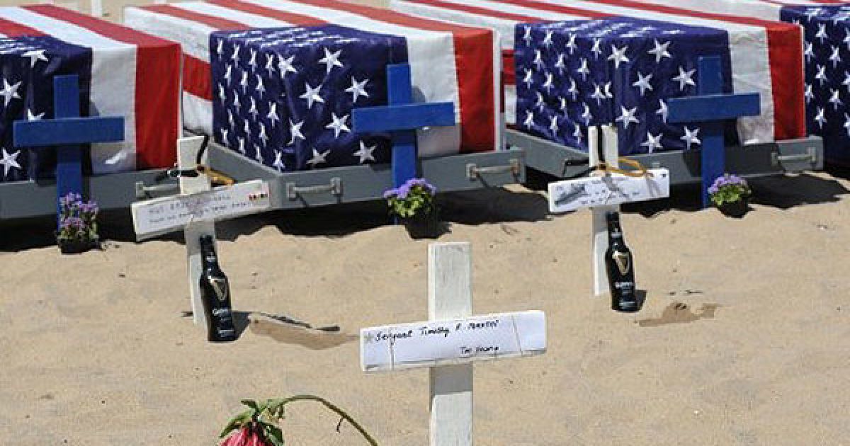 США, Санта-Моніка. Квітка встановлена на символічній могилі сержанта Тімоті Мартіна у Західному Меморіалі Арлінгтон у День Пам&#039;яті. / © AFP
