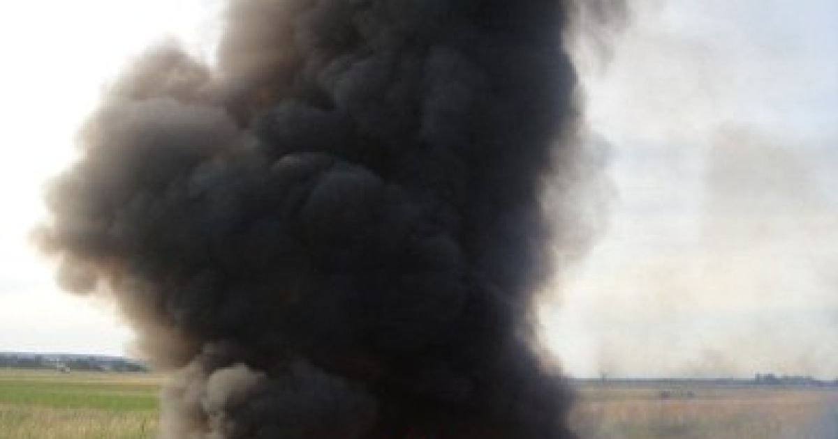 На південному заході Німеччини під час польоту загорівся дирижабль, пілот встиг врятувати пасажирів, але сам загинув. / © AFP