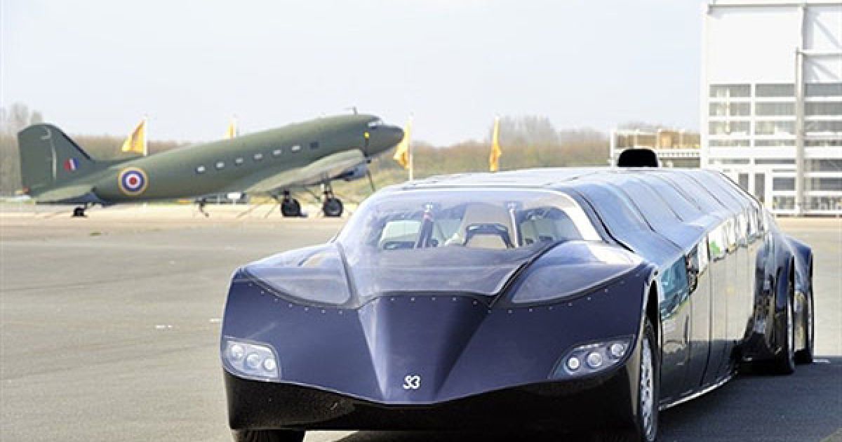 Нідерланди, Катвійк. Повністю електричний автобус Superbus був розроблений голландським астронавтом Вуббо Окельсом. Вчені протягом багатьох років працювали над автобусом, який може розганятись до 250 км на годину з пасажирами на борту. / © AFP