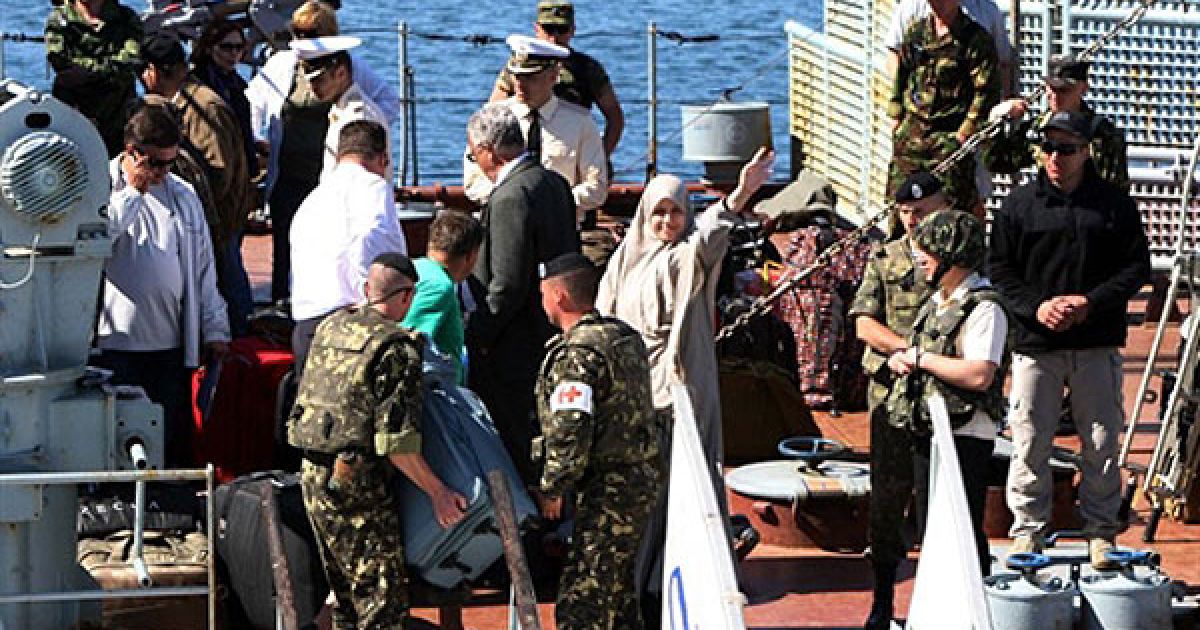 Лівійська Арабська Джамахірія, Тріполі. Лівійці та іноземці піднімають на борт українського фрегата на стоянці в порту Тріполі, коли їх евакуюють з Лівії. / © AFP