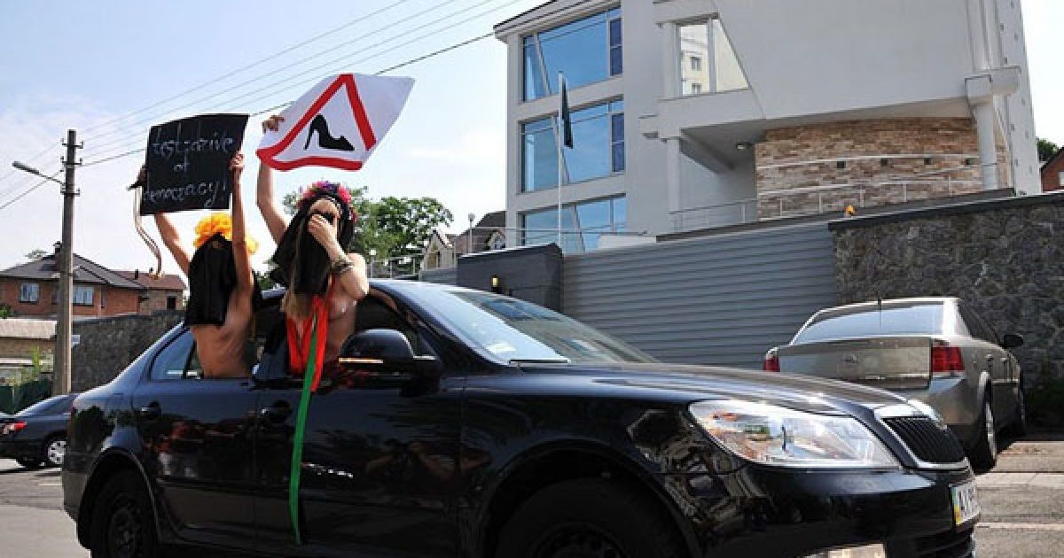 Жіночий рух FEMEN провів в Києві топлес-акцію протесту "Дай дорогу!". / © Жіночий рух FEMEN