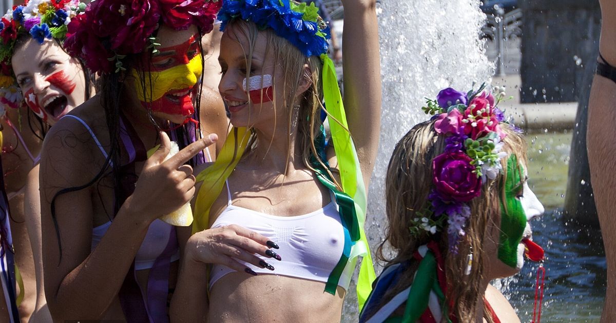 Жіночий рух FEMEN провів на Майдані Незалежності в Києві акцію протесту у фонтані "Євромийка-2012".