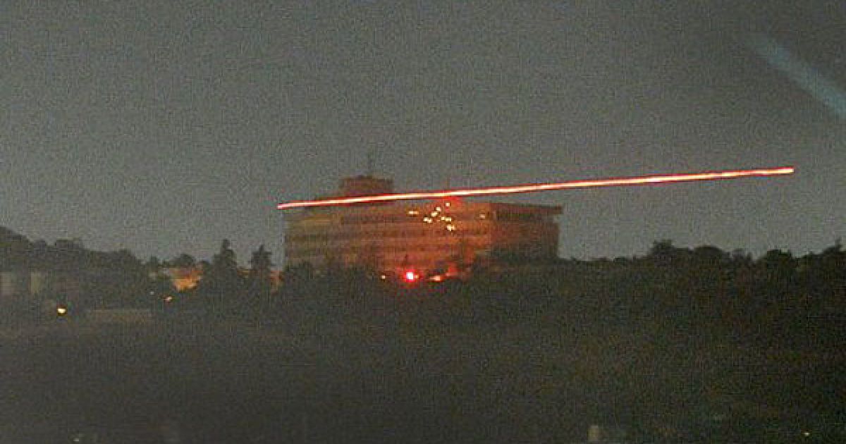 Афганістан, Кабул. Готель "Inter-Continental" підсвічується в темряві серед трасуючих куль, які використовували під час нападу в Кабулі. Свідки повідомили про два вибухи. / © AFP