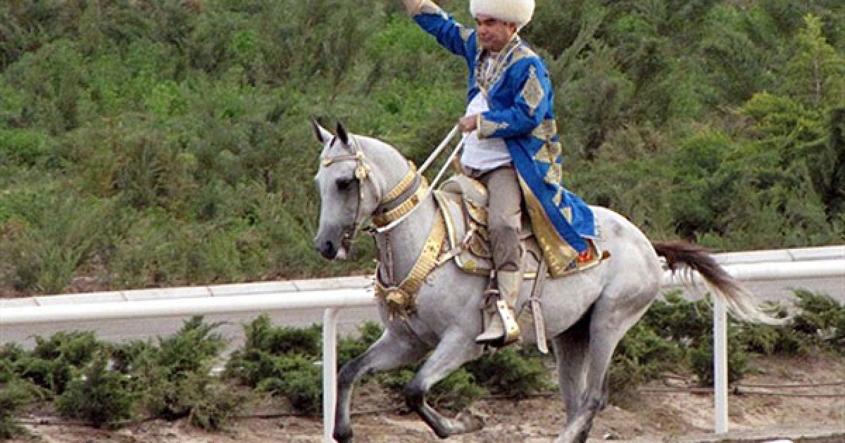 Туркменістан, Ашхабад. Президент Туркменістану Гурбангули Бердимухаммедов їде верхи під час святкування державного свята &mdash; Дня туркменського тигра. Президент Туркменістану розпорядився провести конкурс краси серед коней. / © AFP